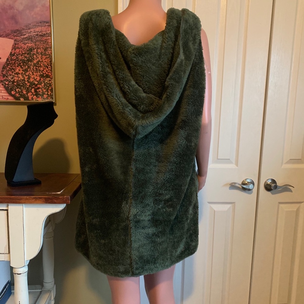 PRICE ⬇️ PLUS SZ Hunter Green Fur Open Hooded Vest - Picture 4 of 9